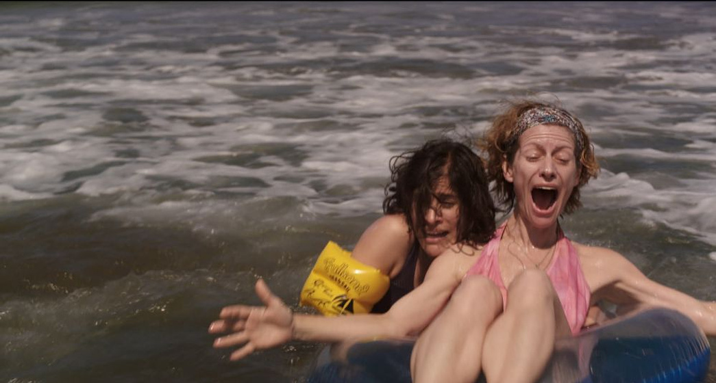 Ximena Ayala y Lisa Owen en Los Insólitos Peces Gato