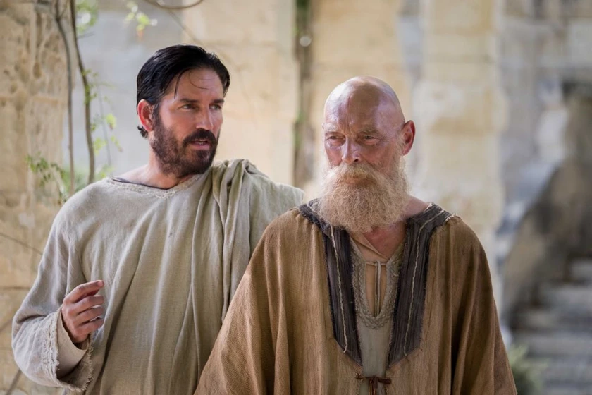 Jim Caviezel y James Faulkner en pablo-el-apostol-de-cristo