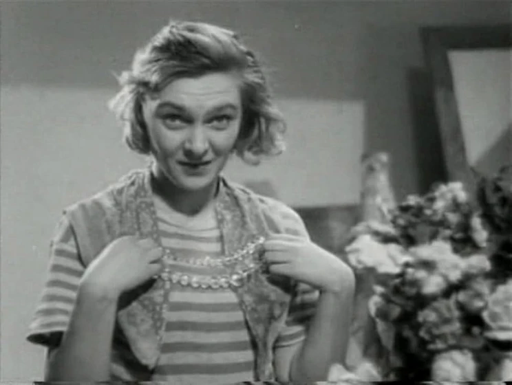 Yelena Kuzmina en al-borde-del-mar-azul-1936