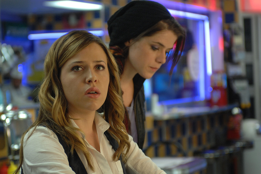 Majandra Delfino y Kaniehtiio Horn en Red de Mentiras