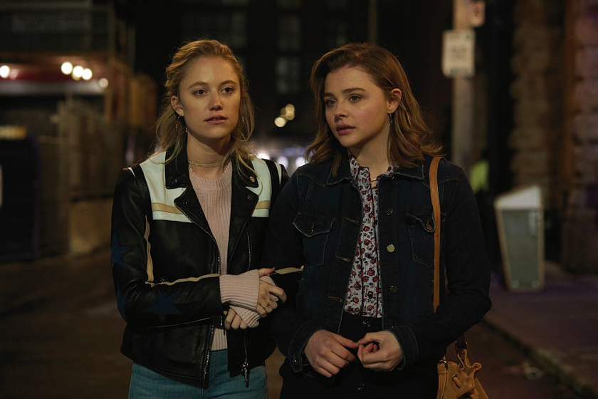 Chloë Grace Moretz y Maika Monroe en La Viuda