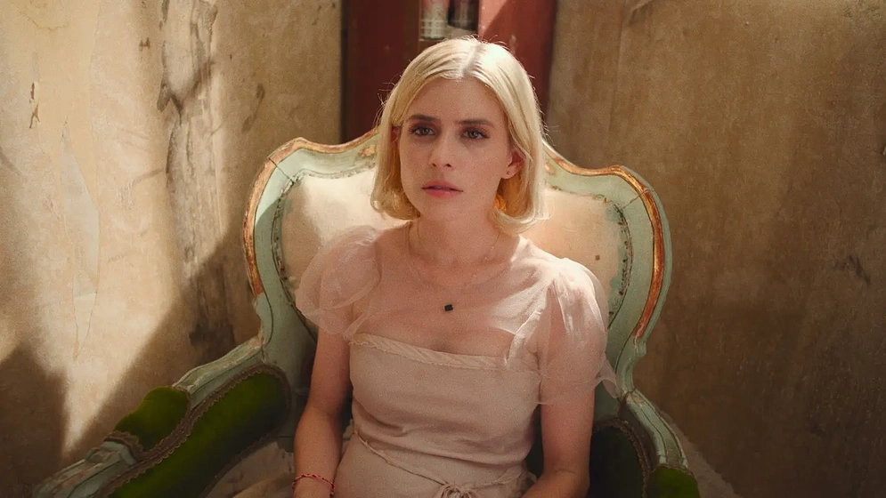 Carlson Young en El Mundo Resplandeciente