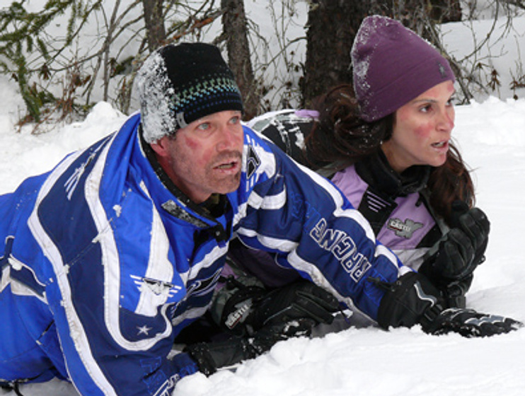 Jami Gertz y Dylan Walsh en Perdidos en la Nieve