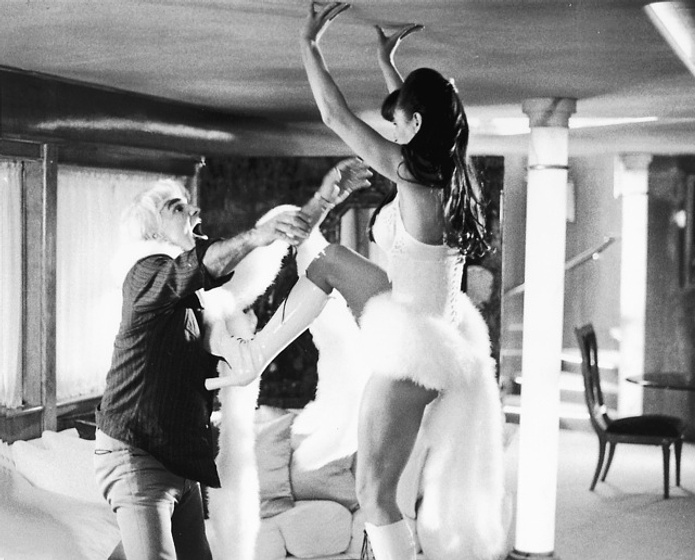 Burt Reynolds y Demi Moore en Striptease