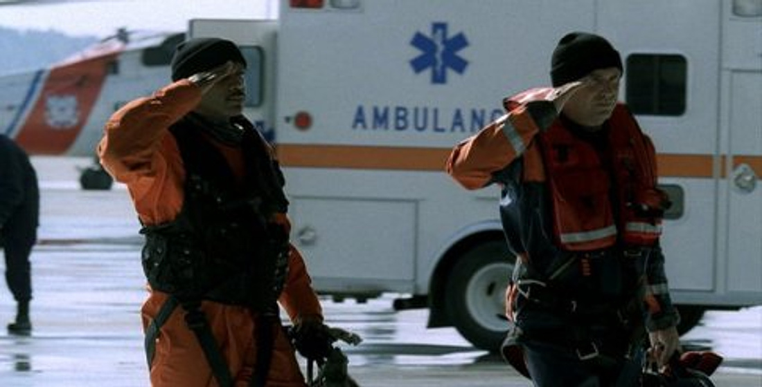 Kevin Costner y Omari Hardwick en Guardianes de Altamar