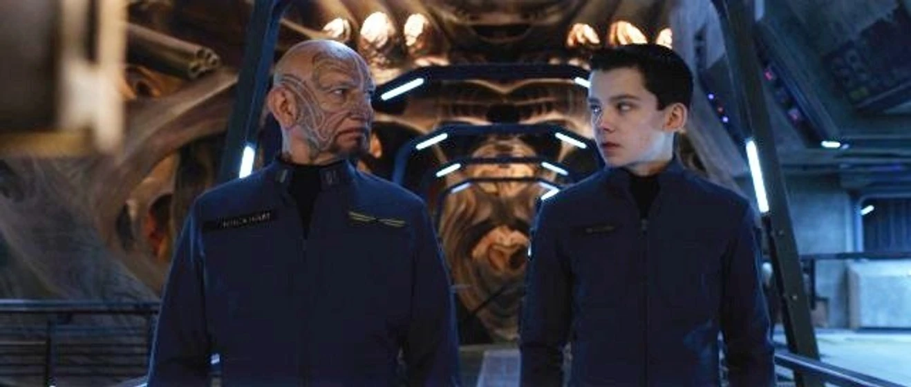 Ben Kingsley y Asa Butterfield en El Juego de Ender