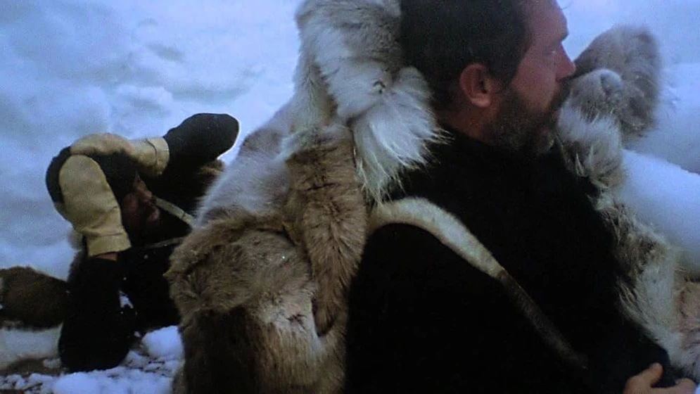 Warren Oates y Louis Gossett Jr. en the-white-dawn