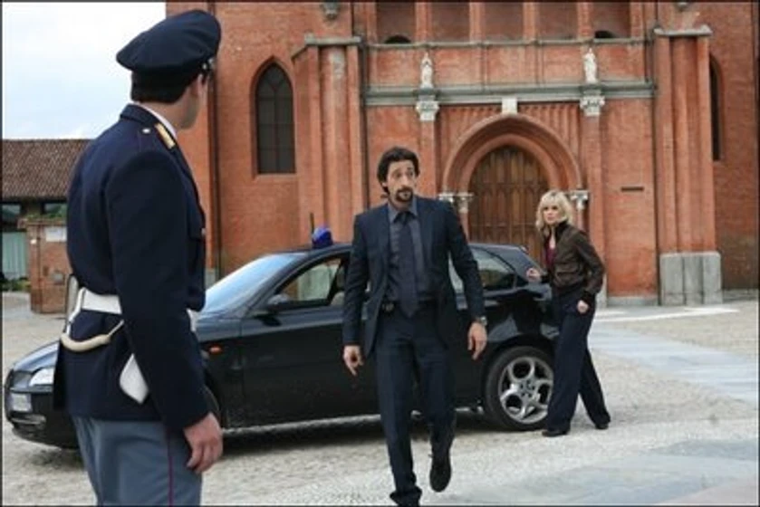 Emmanuelle Seigner y Adrien Brody en giallo