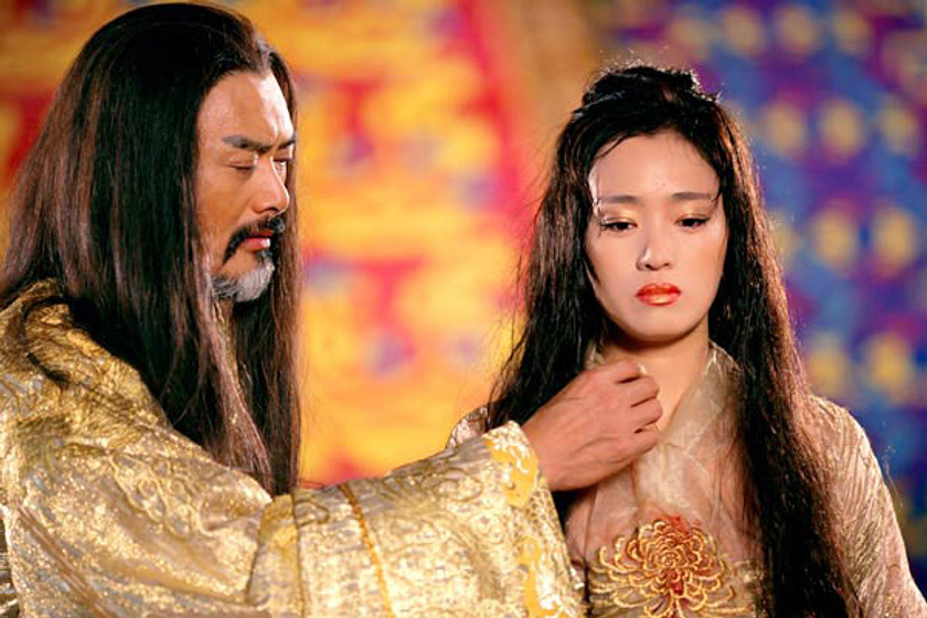 Yun-Fat Chow y Li Gong en La Maldición de la flor dorada