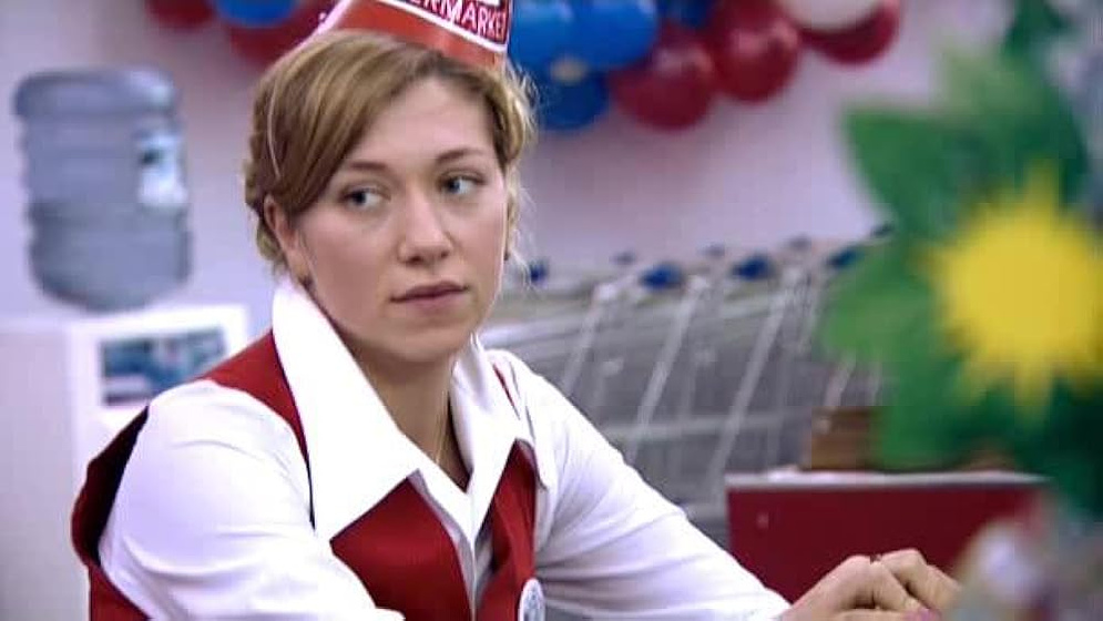 Branka Katic en strawberry-in-the-supermarket