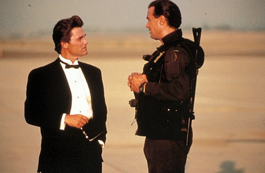 Kurt Russell y Steven Seagal en Decisión Crítica