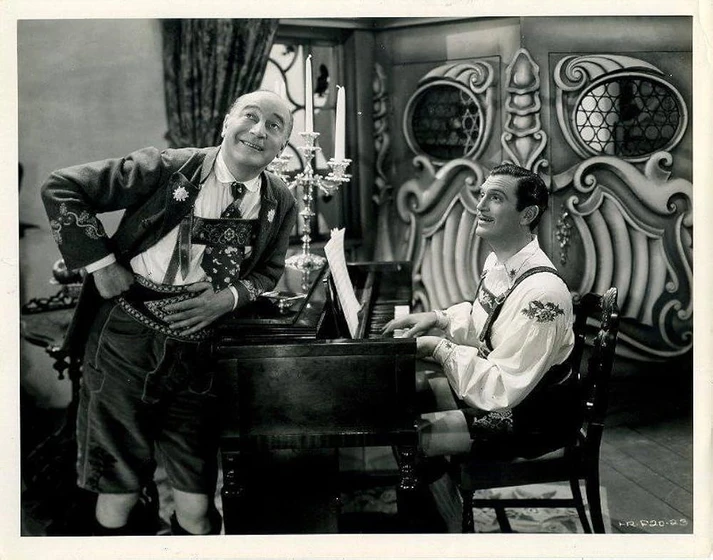 Eric Blore y Walter Woolf King en quesos-y-besos