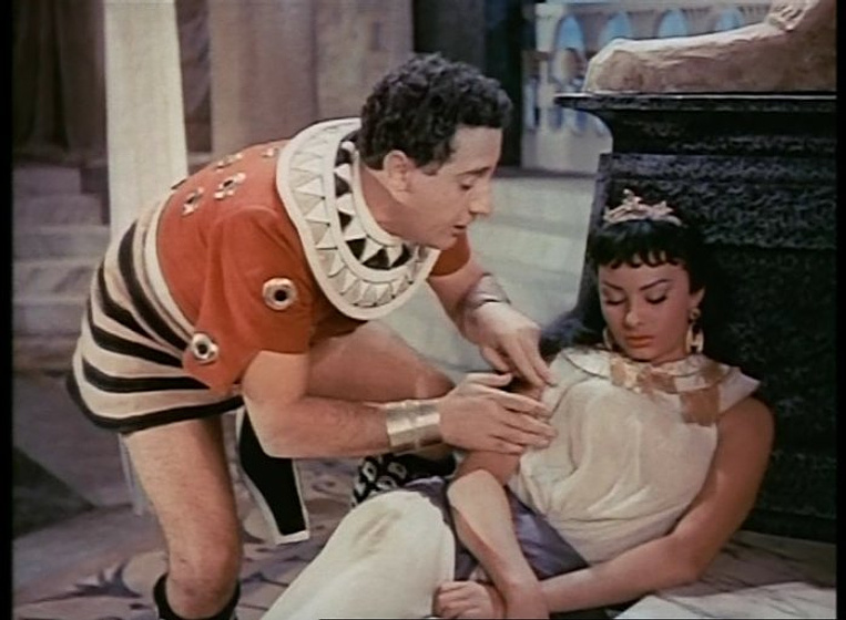 Sophia Loren y Alberto Sordi en Noches de Cleopatra