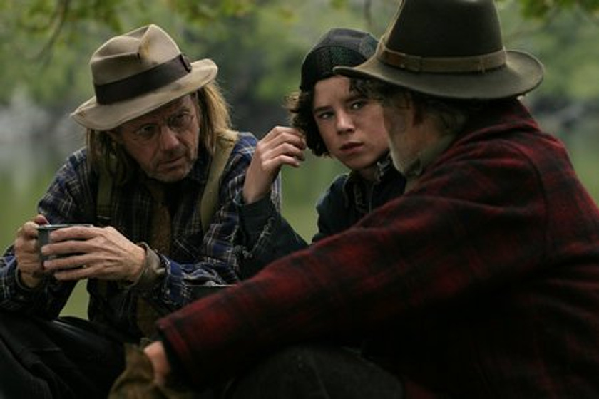 Gary Farmer y Charlie McDermott en La Frontera del Contrabando