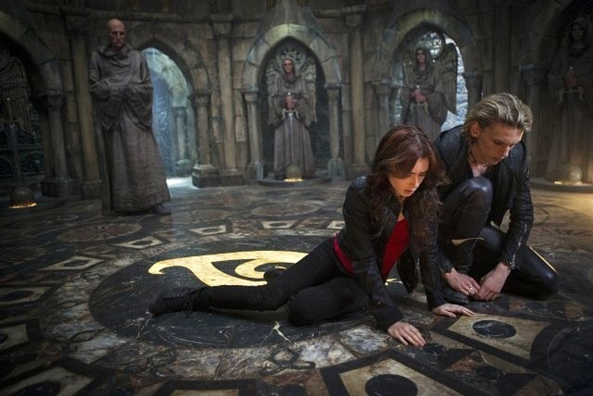 Jamie Campbell Bower y Lily Collins en Cazadores de sombras: Ciudad de hueso