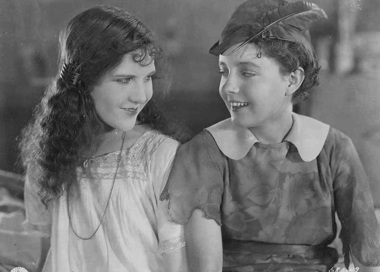 Betty Bronson y Mary Brian en peter-pan-1924