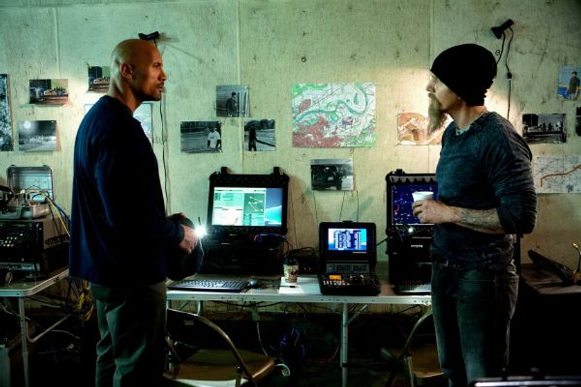Dwayne Johnson y Barry Pepper en El Mensajero