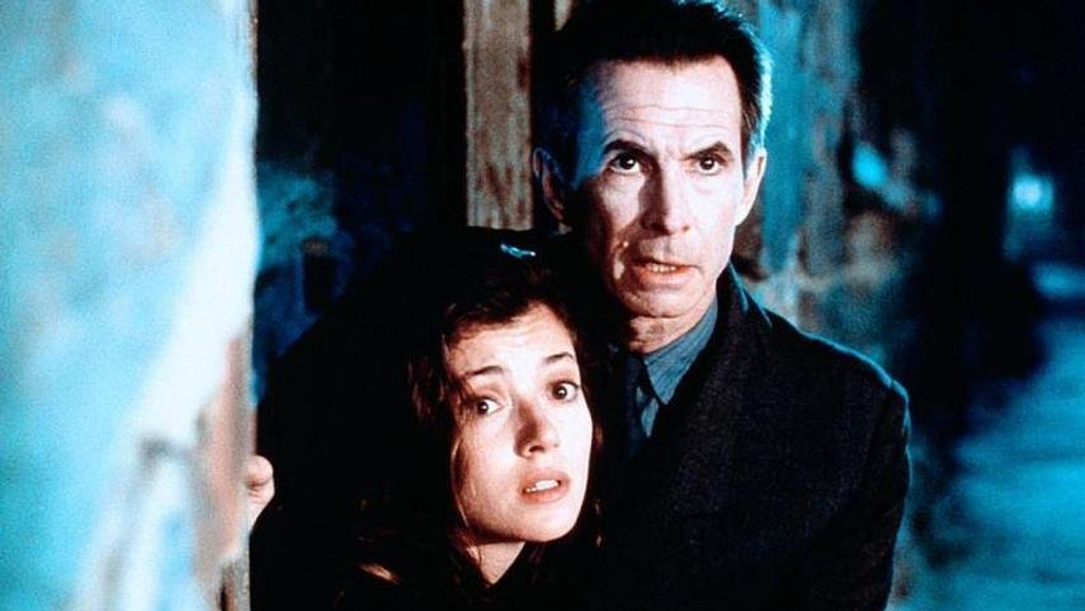 Anthony Perkins y Mia Sara en El Límite del Destino