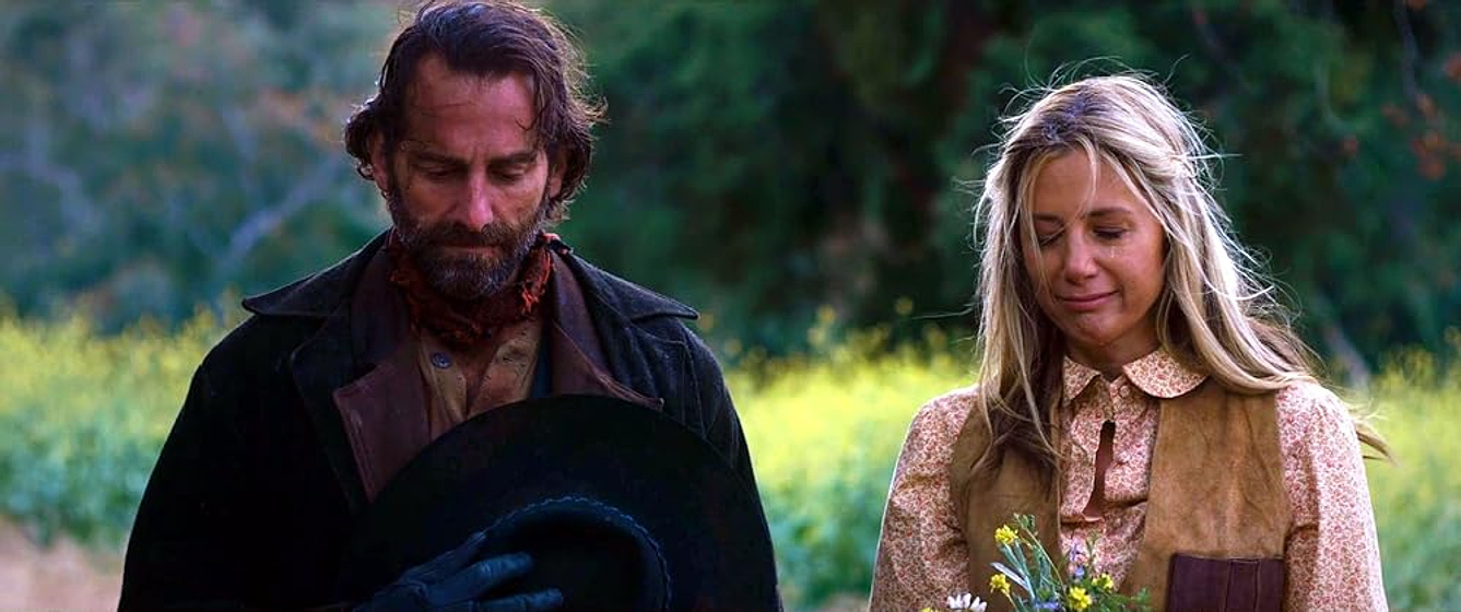 Mira Sorvino y Kevin Makely en Badland