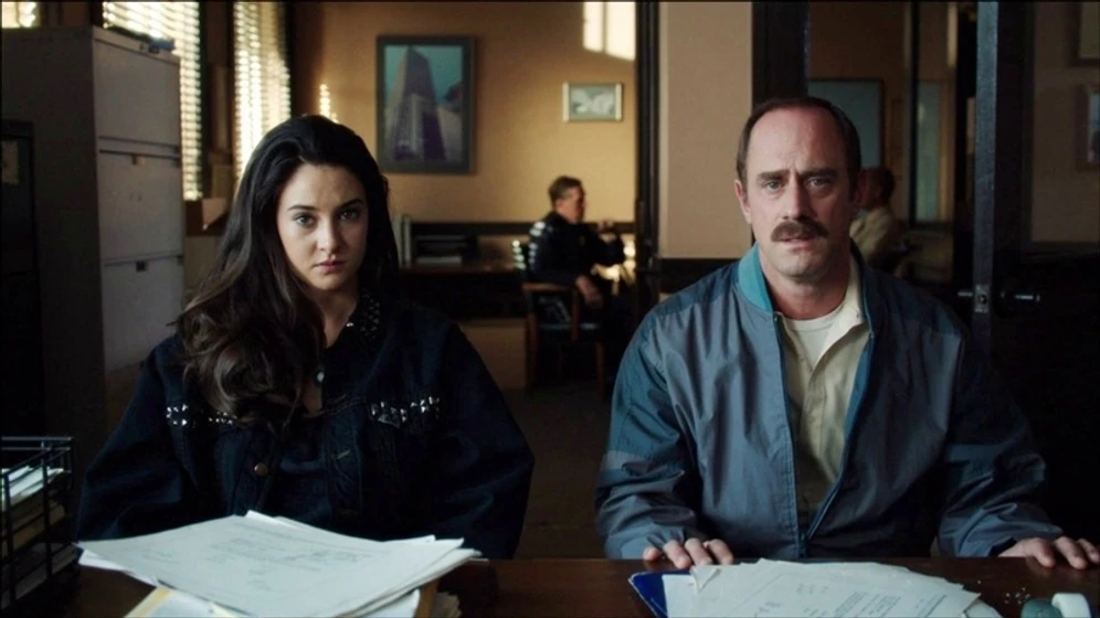 Christopher Meloni y Shailene Woodley en pajaro-blanco-de-la-tormenta-de-nieve