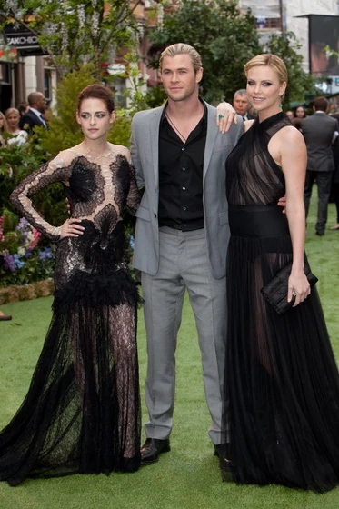 Charlize Theron, Kristen Stewart y Chris Hemsworth en blancanieves-y-la-leyenda-del-cazador (Mayo 2012)