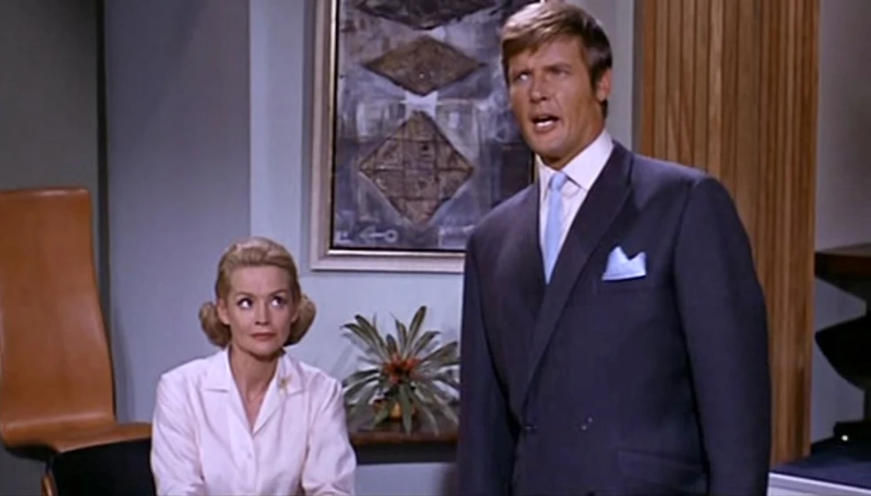 Roger Moore y Martha Hyer en complot