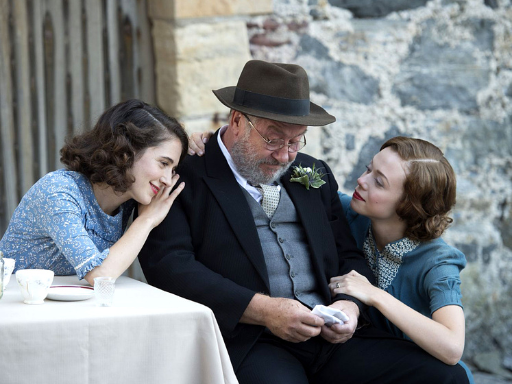 Gregor Fisher, Ellie Kendrick y Naomi Battrick en Whisky Galore!