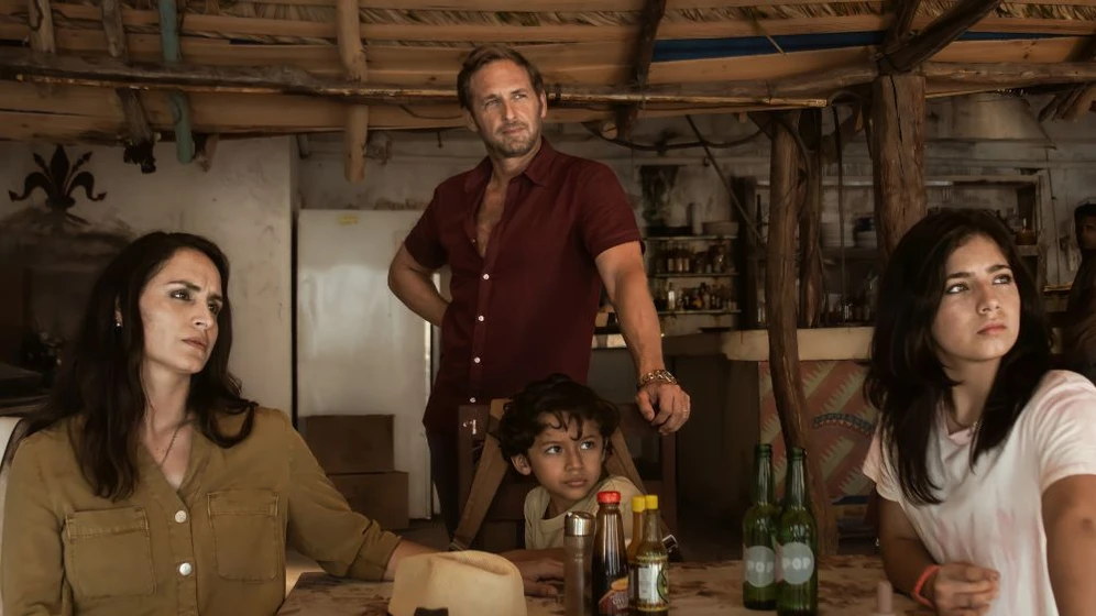 Josh Lucas, Fernanda Urrejola, Venus Ariel y Carlos Solórzano en tiburon-negro