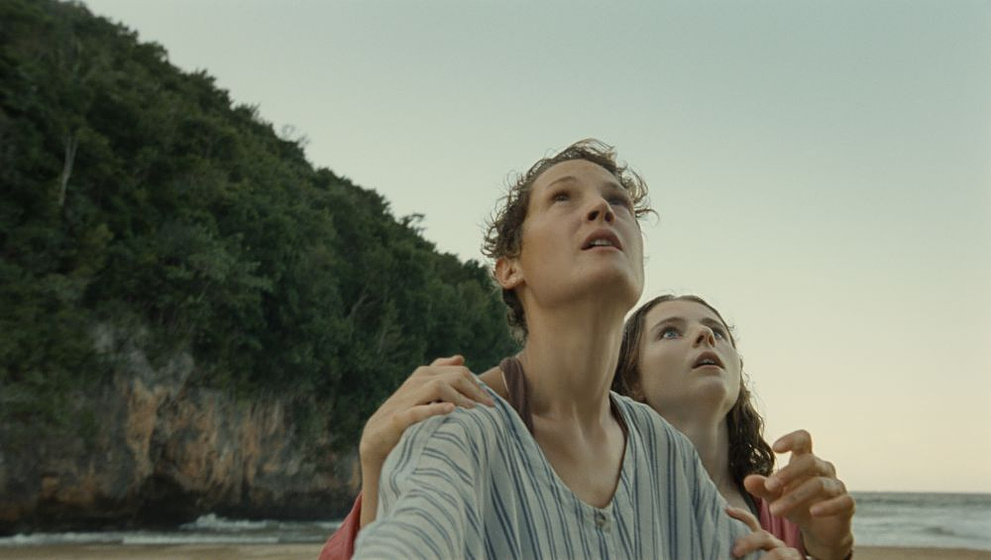 Vicky Krieps y Thomasin McKenzie en Tiempo
