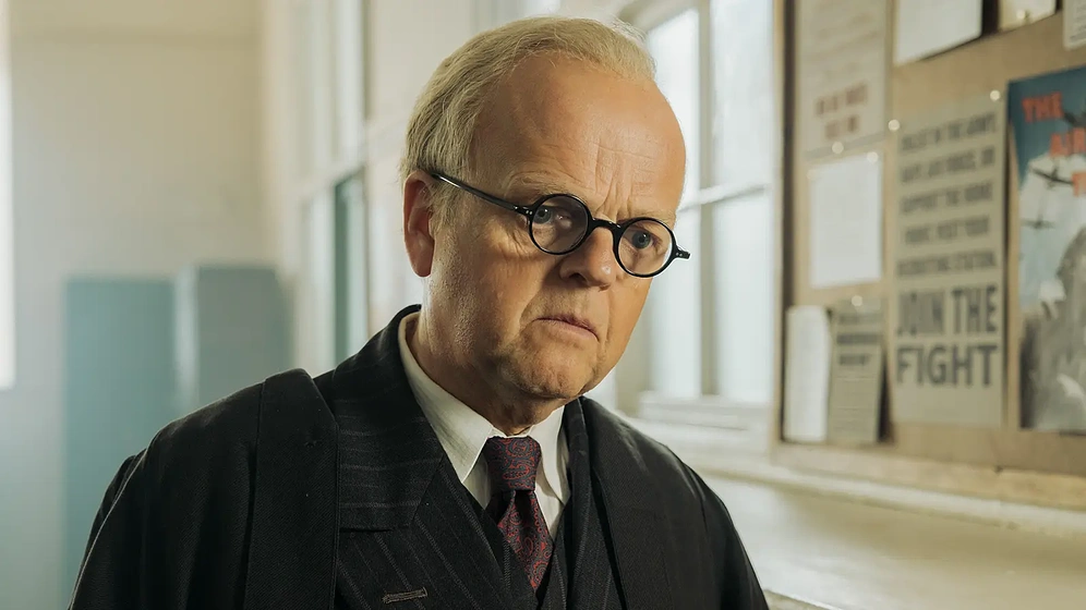 Toby Jones en Mr. Burton