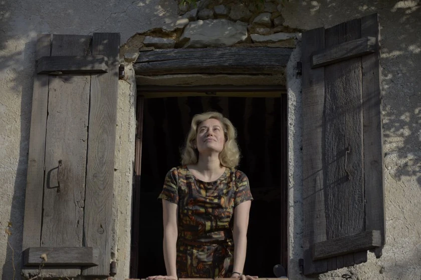 Emmanuelle Devos en violette