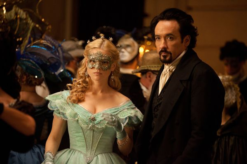 John Cusack y Alice Eve en El Enigma del cuervo