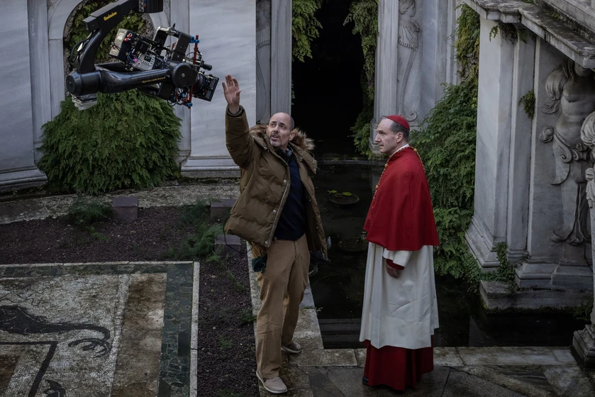 Ralph Fiennes y Edward Berger en conclave (Rodaje)