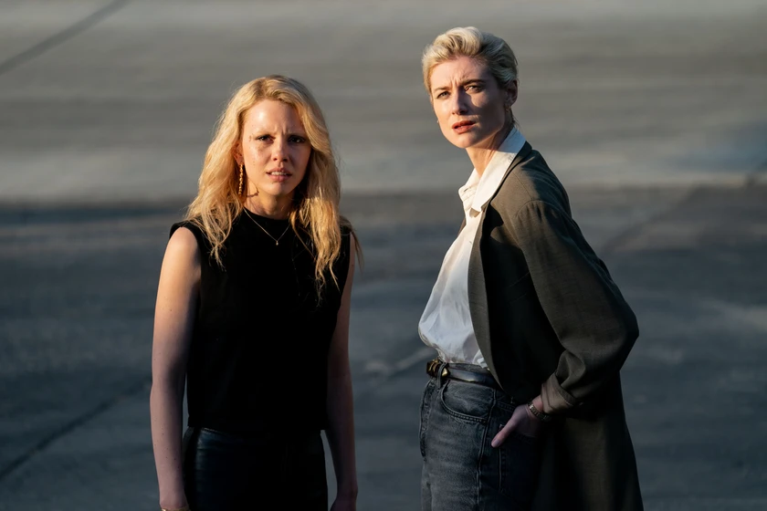 Elizabeth Debicki y Mia Goth en maxxxine