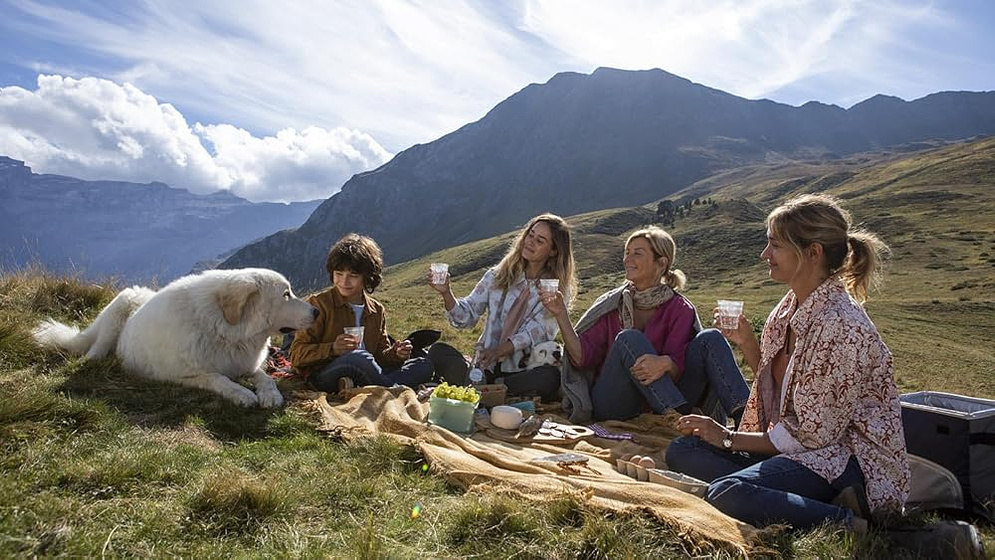 Michèle Laroque, Alice David, Caroline Anglade y Robinson Mensah-Rouanet en Belle y Sebastián: La Nueva Generación