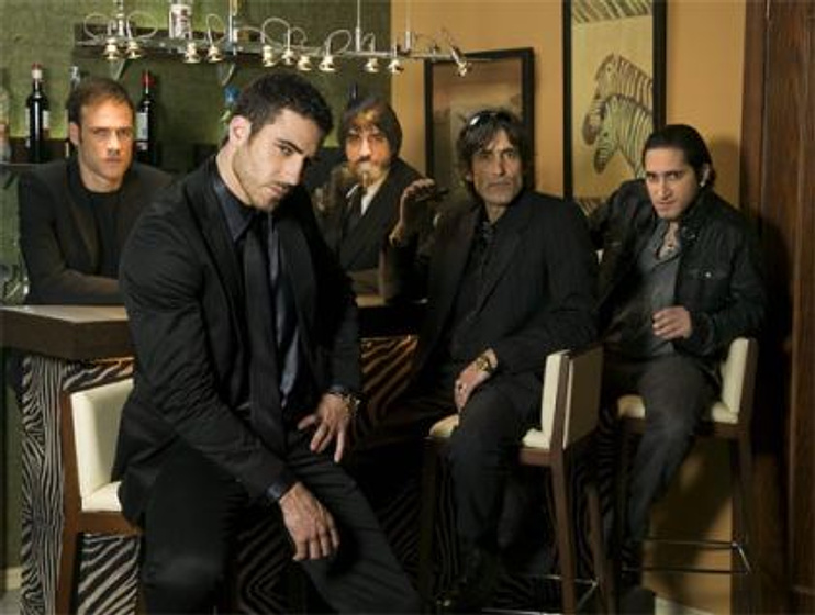 Enrique Arce, Manolo Caro, Miguel Ángel Silvestre, Pau Cólera y Daniel Grao en Sin tetas no hay paraíso (Daniel Grao, Miguel Angel Silvestre, Pau Cólera, Manolo Caro y Enrique Arce)