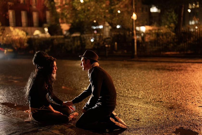 Jack O'Connell y Marisa Abela en Back to Black