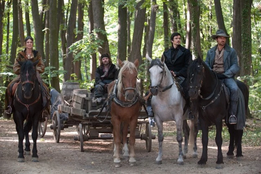 Ed Quinn y Adam Croasdell en Hombre Lobo: La Bestia entre Nosotros