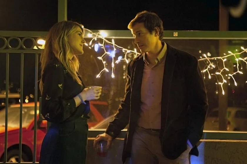 Lily Rabe y Rob Huebel en miss-stevens