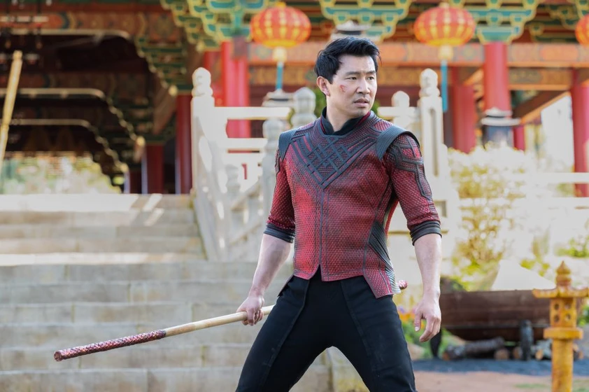 Simu Liu en shang-chi-y-la-leyenda-de-los-diez-anillos