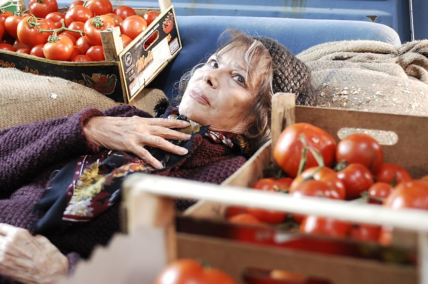 Claudia Cardinale en todos-los-caminos-llevan-a-roma
