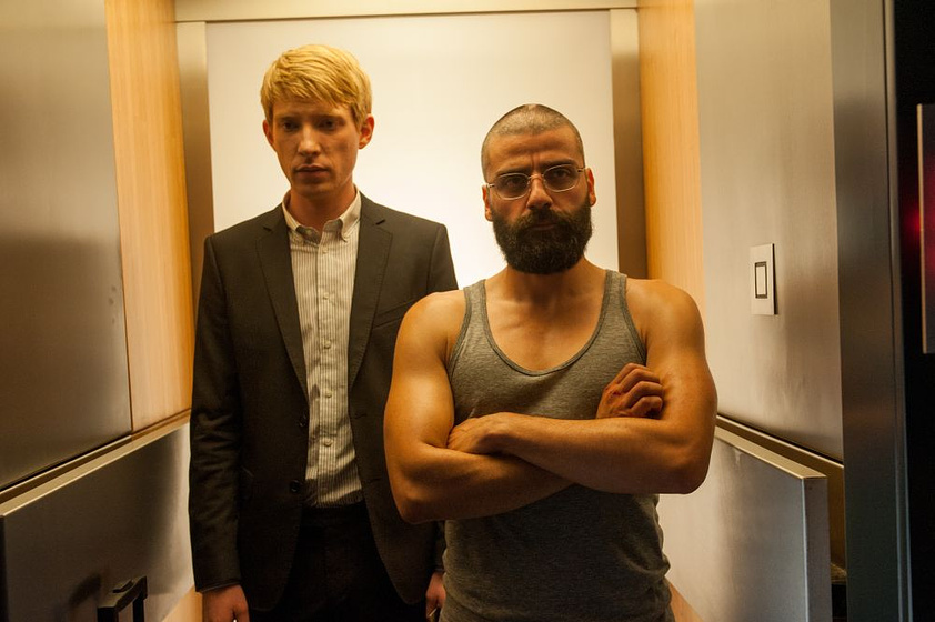 Oscar Isaac y Domhnall Gleeson en Ex Machina