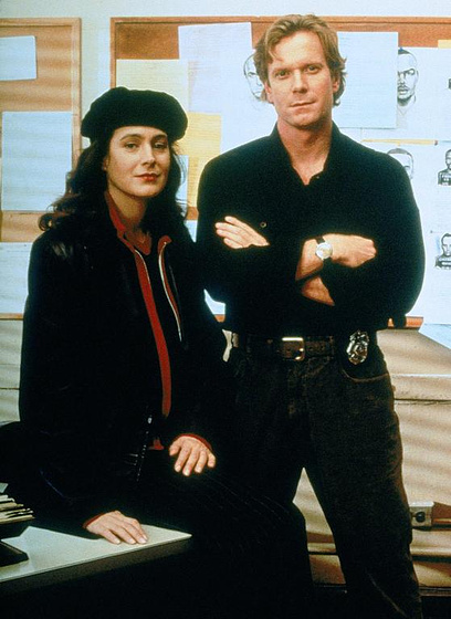 Sean Young y William R. Moses en Trazos del Pasado