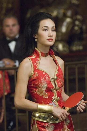 Maggie Q en pelotas-en-juego
