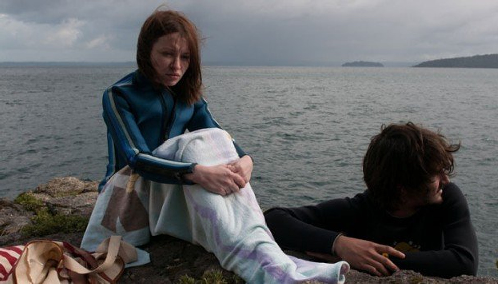 Emily Browning y Agustín Silva en Magic Magic