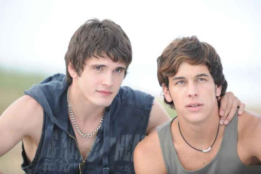 Mario Casas y Yon González en Mentiras y Gordas