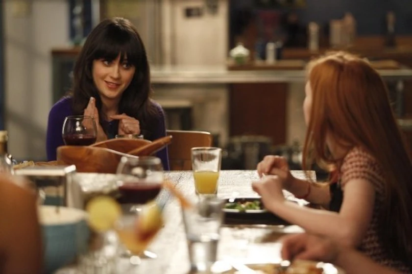 Zooey Deschanel y Annalise Basso en New Girl