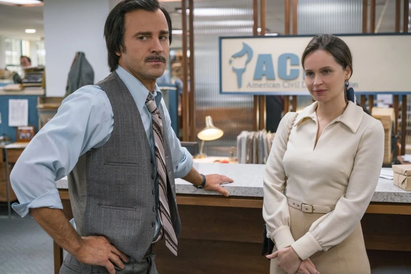 Justin Theroux y Felicity Jones en una-cuestion-de-genero