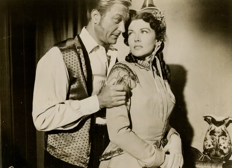 Richard Denning y Paula Raymond en el-rifle-que-conquisto-el-oeste