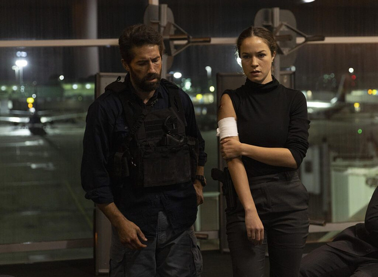 Scott Adkins y Alexis Knapp en Una Vez Más